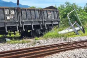 台鐵池上站貨車出軌「撞電桿、電車線被扯斷」！現場排除中