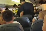 影/堅持要開艙門！陸男搭瑞麗航空突抓狂　乘客機組員合力制伏