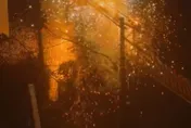畫面曝！中和凌晨「電桿爆炸」狂噴火花　逾2300戶停電