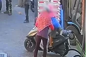 影/男童跨上機車暴衝遭輾斃　鄰居不捨：他是外婆帶大