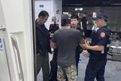 影/台鐵車廂上男子情緒失控　警制止無效壓制管束