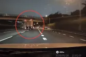 影/國道1號新竹段大貨車連續蛇行　後車直擊畫面PO網