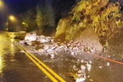 暴雨夜襲玉里！台30線邊坡驚傳坍方　鎮公所緊急封路