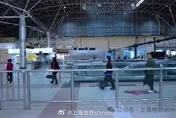 天天敬禮打卡！14人上海地鐵「上班數月」　才知是酒後吹牛騙局