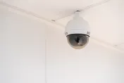 詭異！新北外送員進電梯監視器轉向　貼膠帶封鏡頭