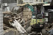 高雄鹽埕區閒置空屋坍塌！屋主緊急清除瓦礫