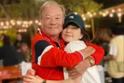 Ella巡演舞台哽咽！曝70歲父車禍「左腦出血」　求粉絲集氣
