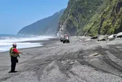 影/宜蘭南澳海蝕洞漲潮困25人！　警消海巡2小時驚險救援