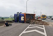 影/台66線砂石車追撞翻覆砂石傾瀉、駕駛驚逃　交通大癱瘓