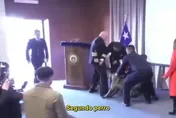 影/結業典禮太興奮？智利緝毒犬台上咬爛長官口袋