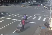 影/玩命輪椅！高雄看護推阿公「快車道散步」警開罰