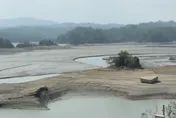 影/烏山頭水庫蓄水率跌至14.69%　「石鋼琴」露面觀光船擱淺