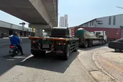 驚悚！大寮聯結車右轉死角吞噬單車婦　巨輪拖行當場斃命