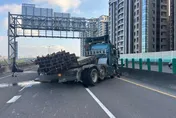 聯結車爆胎失控！釀台64線五股段全線封閉　警封匝道管制