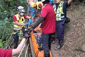桃園男子放蝦籠溪谷失足！墜30米深崖　警消民合作成功救援