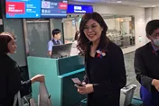 鄭麗文深夜登機啟程訪美　是否見川普？她說：有助和平的人都願意見