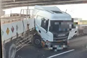 影/國1高科交流道嚴重狀況！拖車撞分隔島慘「折甘蔗」塞爆