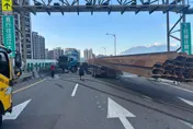 聯結車自撞「折甘蔗」！台64線癱瘓6小時　運將慘吞3罰單