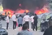 停車場瞬間變火海！陸翁嫌楊絮擋路點火燒　致「20輛新車全毀」