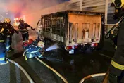 新北環快縣民大道匝道火燒車　貨車全面燃燒成廢鐵