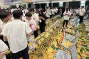台南高職畢典嗨撒「古仔紙」　廖大乙搖頭：運勢恐轉差