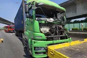 疑未保持車距！國1圓山段2大車追撞　駕駛困車內獲救