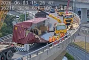 台66線接國3貨櫃車失控側翻「壓爛護欄」！大溪匝道全封