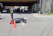 台南機車路口猛撞救護車！　22歲女騎士四肢擦挫傷送醫