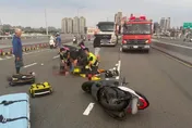新北成蘆橋橋機車擦撞車禍　女騎士大量出血命危