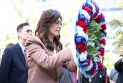 訪舊金山向孫中山銅像致敬！鄭麗文：中華兒女不應自相殘殺