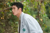 李宰旭遭蜘蛛嚇到崩潰！辛叡恩「手伸進衣服抓蟲」　爆笑互動超逗趣
