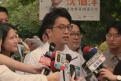 沈伯洋早起現身公園拜票！談副手認：現在還太早