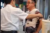 影/扯！桃園BMW男違停公車格被按喇叭　囂張譙司機推學生
