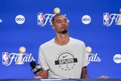 NBA/瘋狂球迷闖進場中央自拍！文班亞馬嚇傻：不知道該怎麼反應