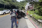 新北新店轎車自撞翻車　女駕駛自行脫困幸無傷