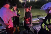 影/雙北暴雨新店溪溪水暴漲　中安大橋下2男受困沙洲