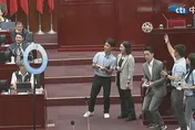 蔣萬安體驗無人機足球變躲避球！極限閃避險遭砸笑翻議場