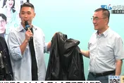 披黃仁勳黑皮衣戰新北！李四川同台白營吐苦水
