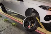 連日豪雨！高雄左營炸出大坑洞　一晚5車中招慘爆胎