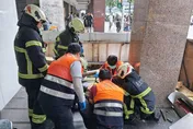 影/北市大安區巨型招牌崩落　2路人無辜遭砸傷送醫