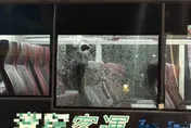 高雄左營公車玻璃突爆裂　警方採證追查疑遭石頭擊破