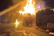 影/台南仁德回收場大火！廢棄物狂燃噴烈焰　50警消急灌救