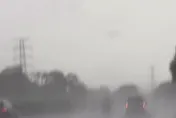 大雨開雙黃燈掀論戰！國道警認證沒違規　但做錯1事將開罰