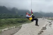影/豪大雨侵襲溪水瞬間暴漲！　南投3工人受困沙洲驚險獲救
