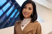 余秀娟唱一半險出事！白衣男突伸手遞不明飲品　畫面曝光藏詭異疑點