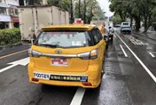 影/國父紀念館前3車連環撞　小黃追撞2貨車幸無人傷