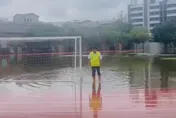 台中清水國小積水像一座湖！明天要辦畢典　校長發愁了