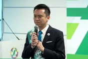 吳子嘉秀千萬單據質疑金流　控鄭朝方父子藉勢「煉金」
