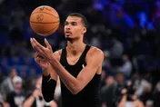 影/NBA總冠軍賽火藥味濃　文班亞馬飯店門口遭尼克隊球迷丟東西