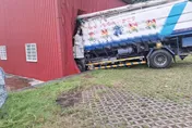 大貨車煞車失靈衝撞廟宇　現場慘況曝！駕駛急折返上香